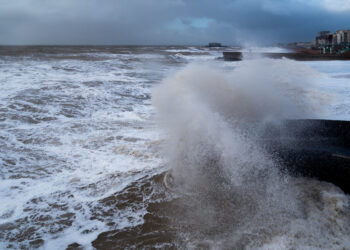 meteo,-mare-agitato:-onde-alte-6-metri-minacciano-le-coste-tirreniche